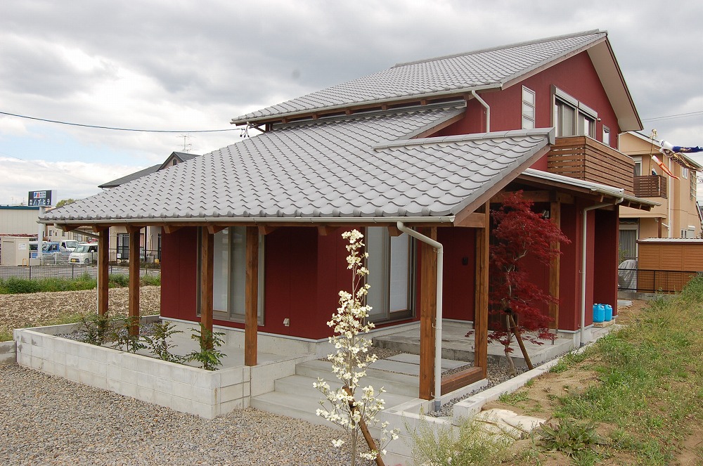 片流れ屋根が大空へ伸びる家