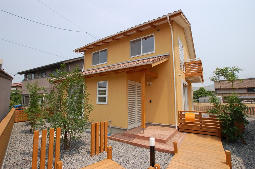 木のアプローチの楽しい家