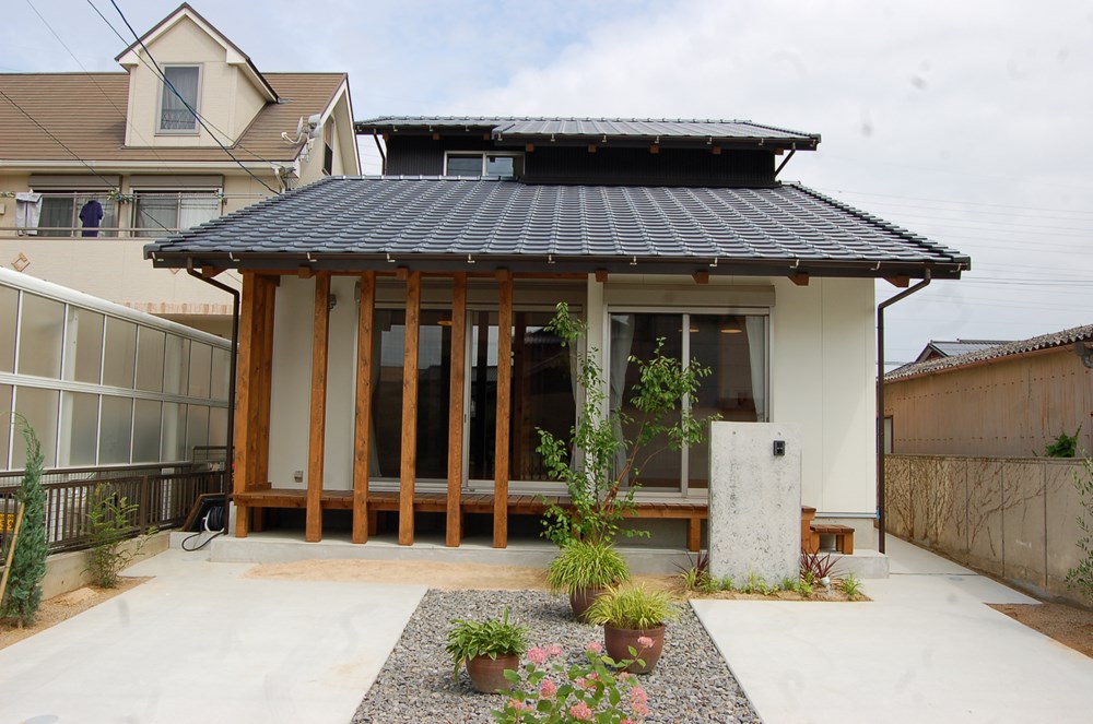 葺き下ろし屋根をデザインする家