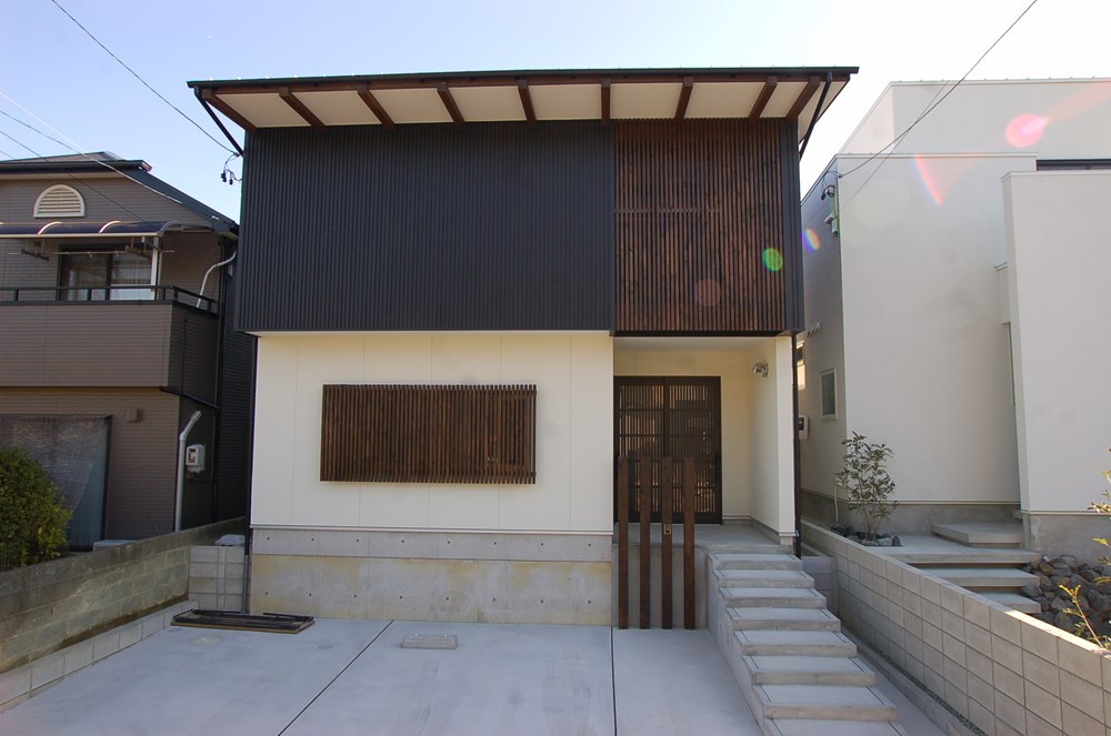 中庭を眺めながら暮らす家