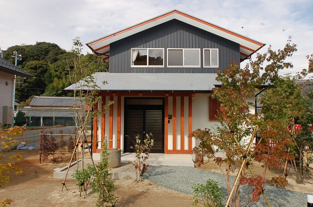 木々に囲まれ堂々と佇む家