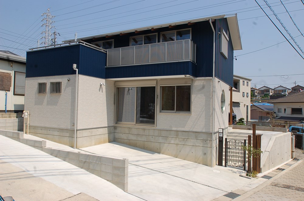 海と大地の色に染まる家