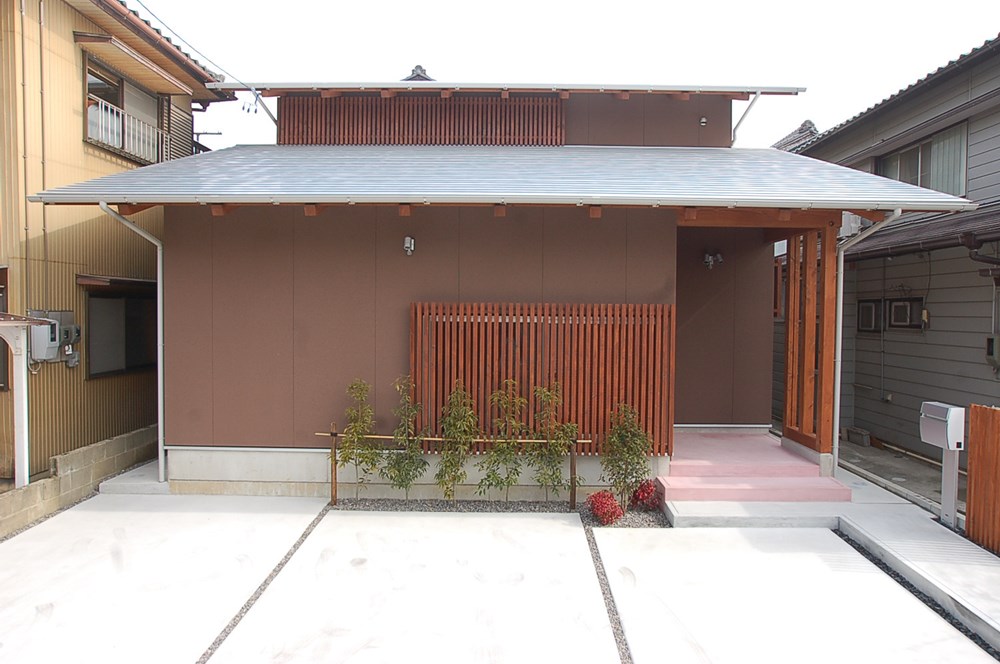 浮世絵カラーのモダンな家