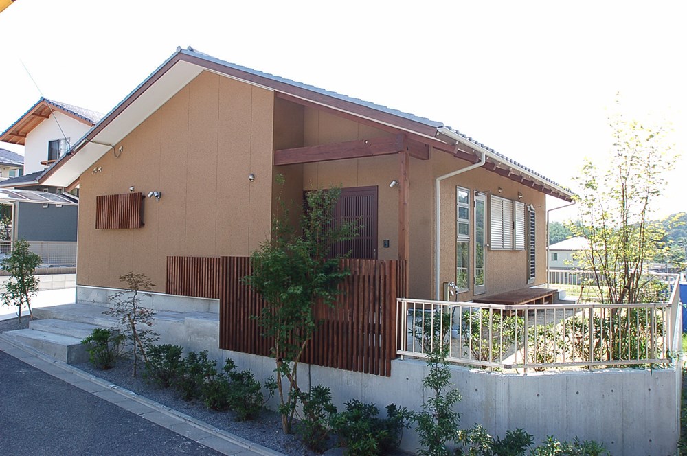 森の小道と木漏れ日のある家