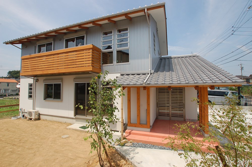 季節の花と畳の香りでくつろぐ家