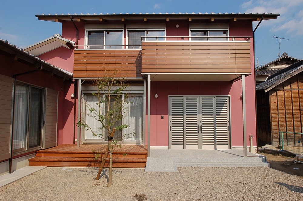 デッキで木架工を楽しむ家