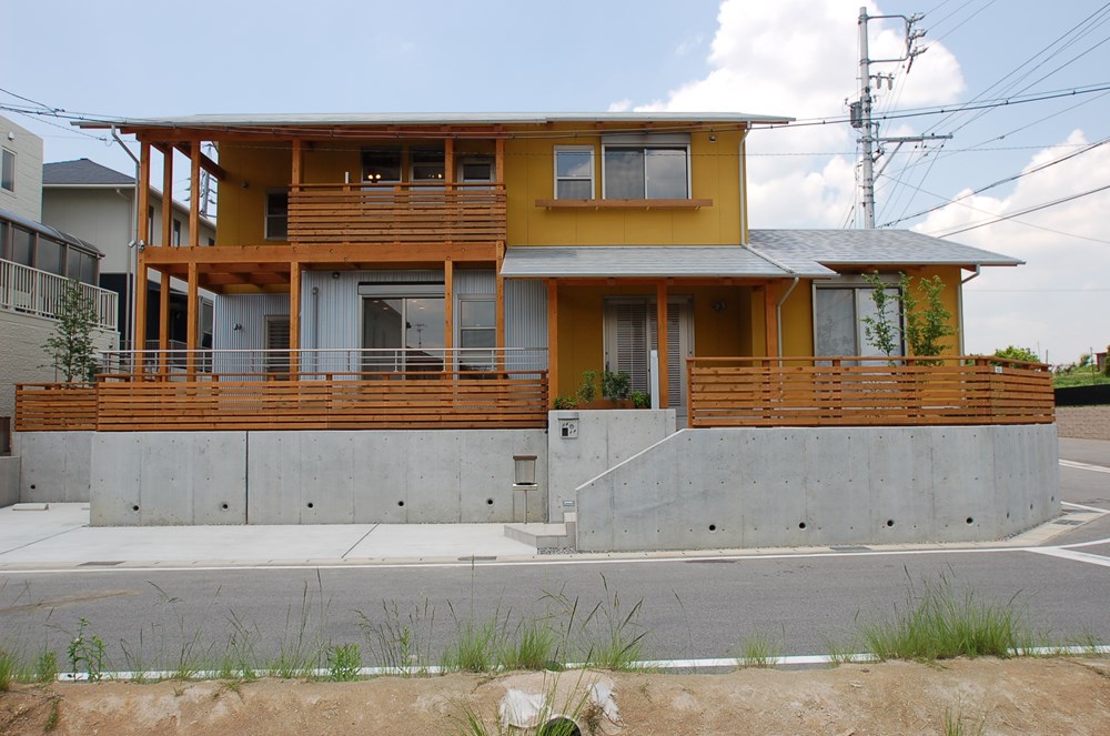 井桁の構造美をウッドデッキで楽しむ家