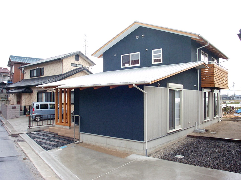 鉄紺色と白が調和する家