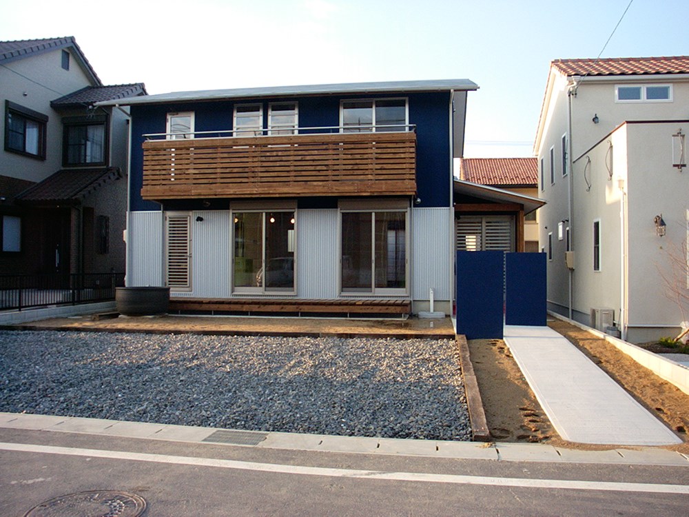 あざやかツートンの上品な家