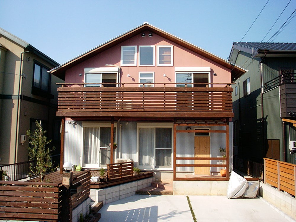 大きな木のバルコニーが楽しい家