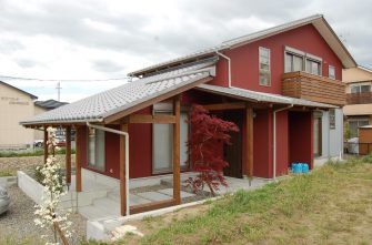 赤い外観の住宅