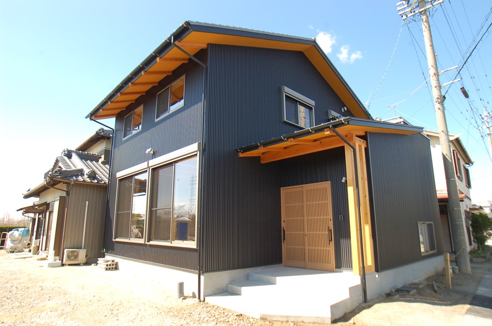 木が香る和モダンな家