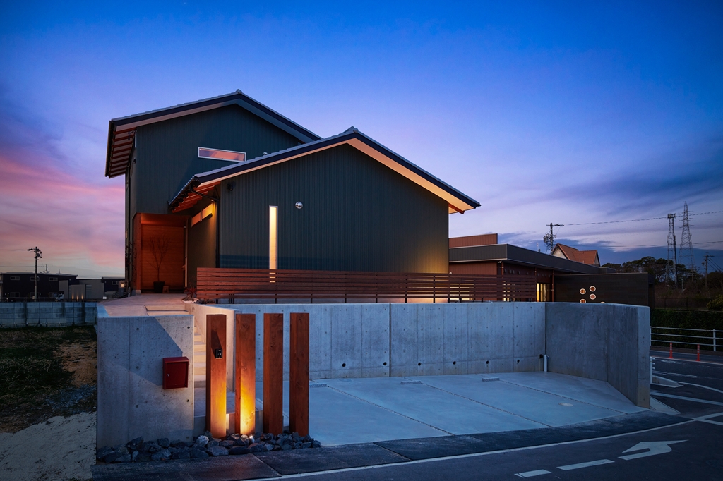 無垢板に囲まれて暮らす家